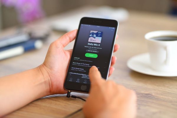 Bagaimana Cara Bisnis Streaming Musik Gratis Mendapatkan Uang?