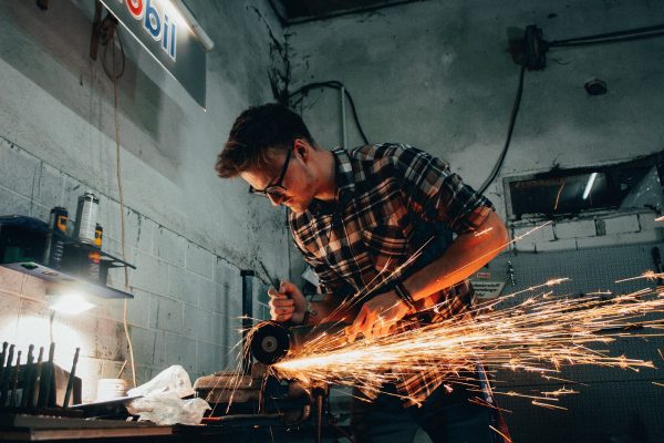 Apa Perbedaan Produk Rusak dan Produk Cacat dalam Gudang?