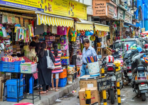 Pasar yang terbatas di lingkungan atau daerah yang sama dengan tempat produksi disebut