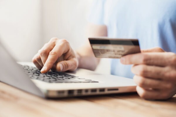 Terima Pembayaran Pakai Kartu Kredit atau Debit, Untung Mana?