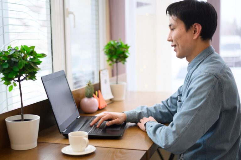 8 Rekomendasi Aplikasi & Software ERP Terbaik untuk Bisnis 2025