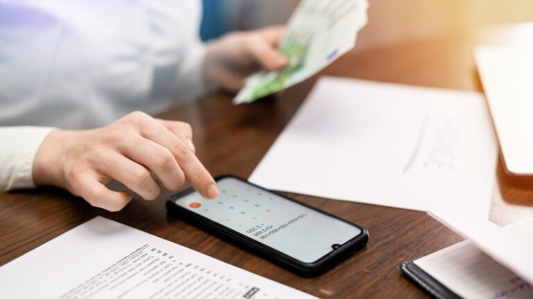 Pengertian Slip Gaji Online: Komponen, Keuntungan, dan Rekomendasi Platform