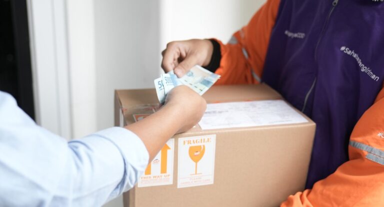 Mengenal Cash on Delivery (COD): Solusi Bayar di Tempat yang Aman!