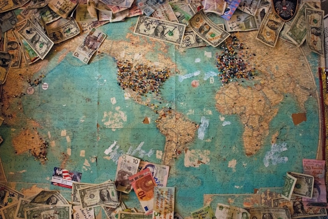 Transfer Internasional untuk Bisnis: Bank vs Fintech, Mana yang Lebih Untung?