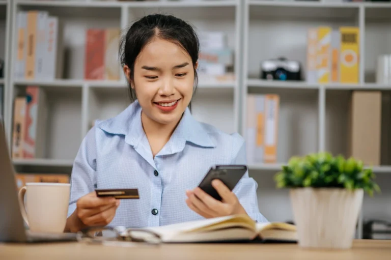 Perbedaan Kartu Kredit dan Paylater: Mana yang Lebih Hemat?