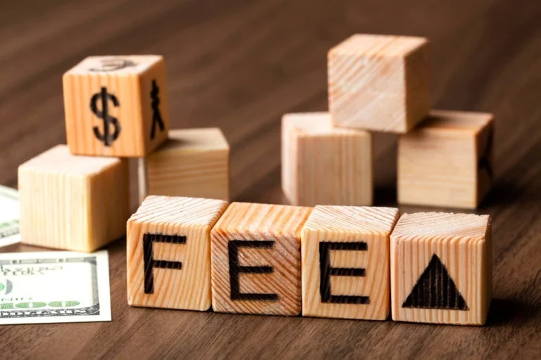 Apa Perbedaan Biaya Layanan dan Annual Fee Kartu Kredit? Ini Penjelasan Mudahnya