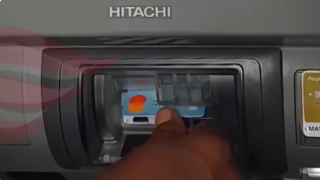 Memasukkan kartu ATM ke mesin ATM BCA